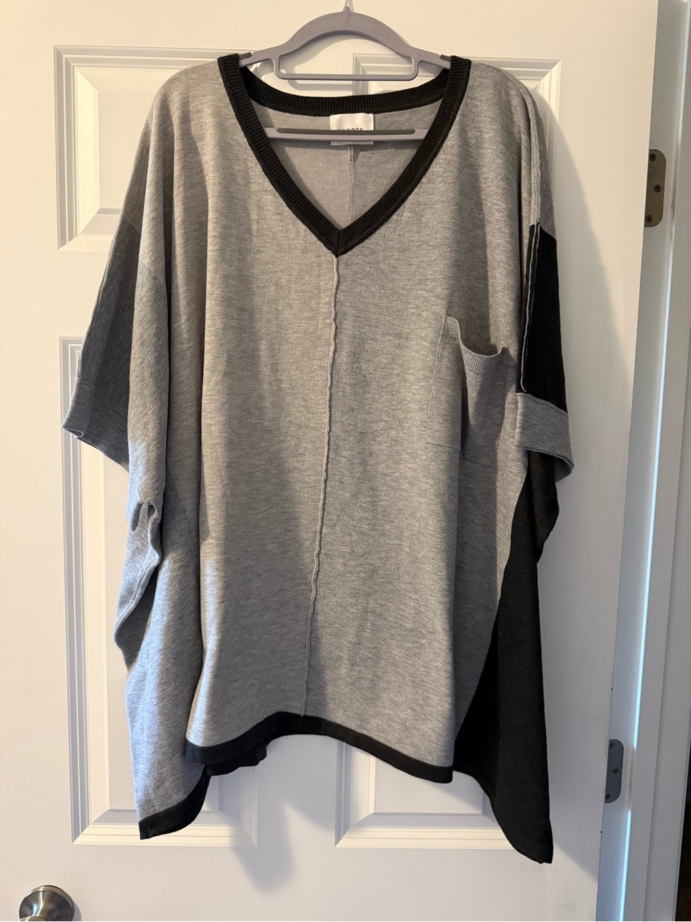Andree by Unit Relaxed V-Neck Colorblock Top